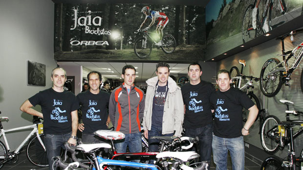 Falsedad Arrestar Platillo Los olímpicos Samuel Sánchez e Iñaki Lejarreta inauguraron la tienda Jaia  Bicicletas de San Sebastián — Orbea